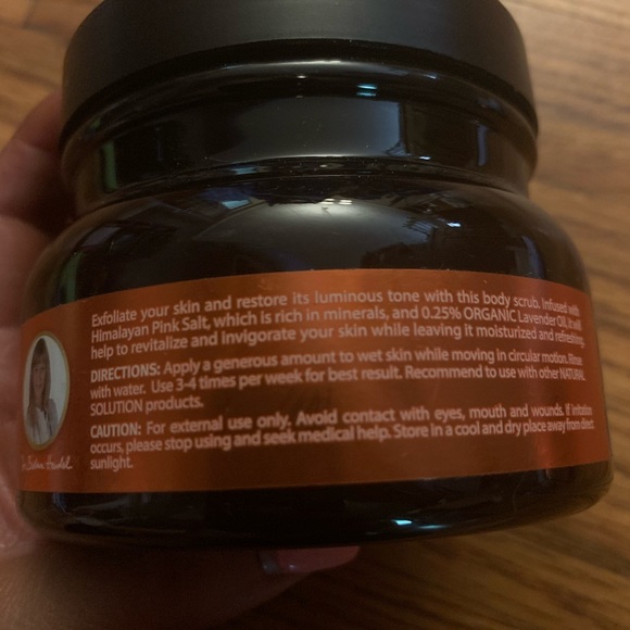 4 bottles of Himalayan pink salt body scrub - Picture 2 of 2